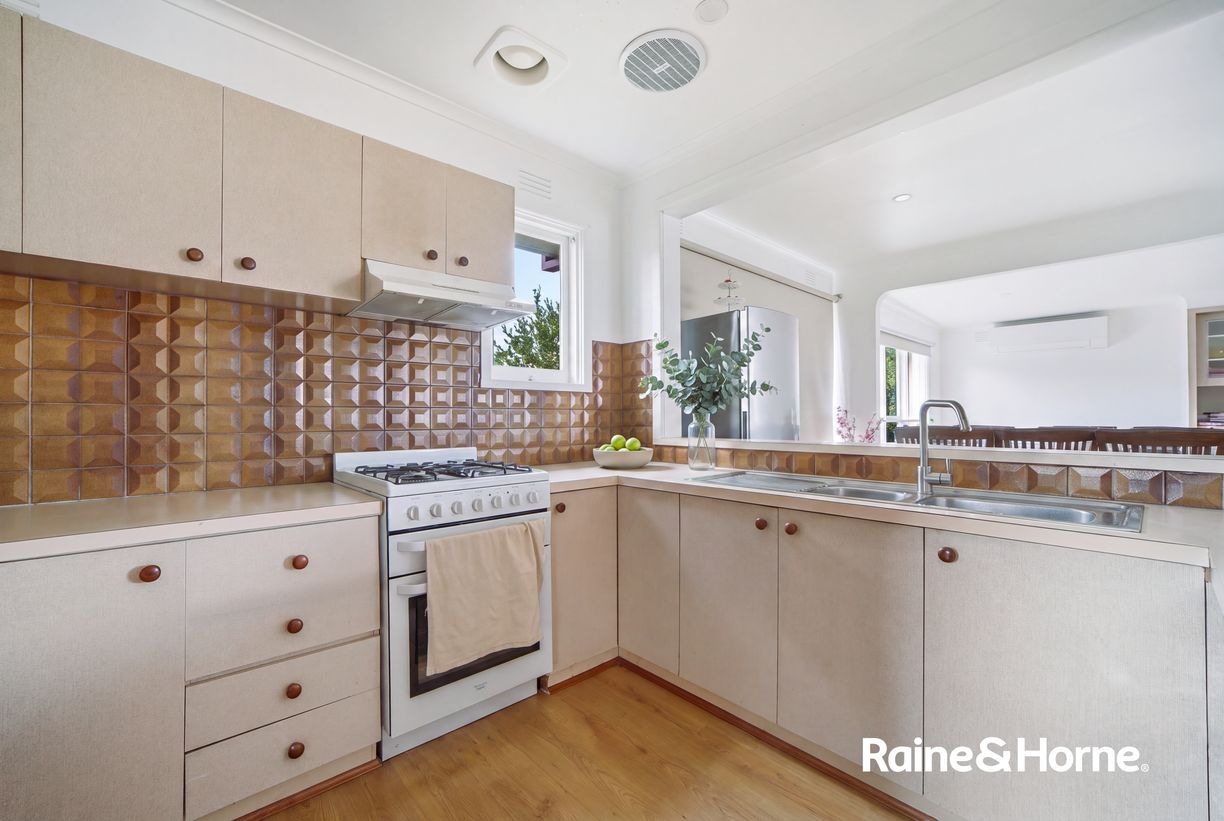 9 RUSSELL STREET — photo 6 of 13