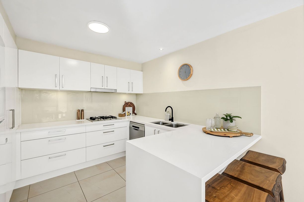 12/151-153 Darley Street West — photo 4 of 11