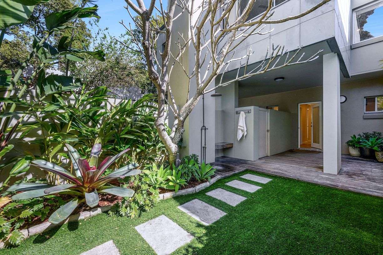6/15-17 Kalinya Street — photo from Raine & Horne Northern Beaches