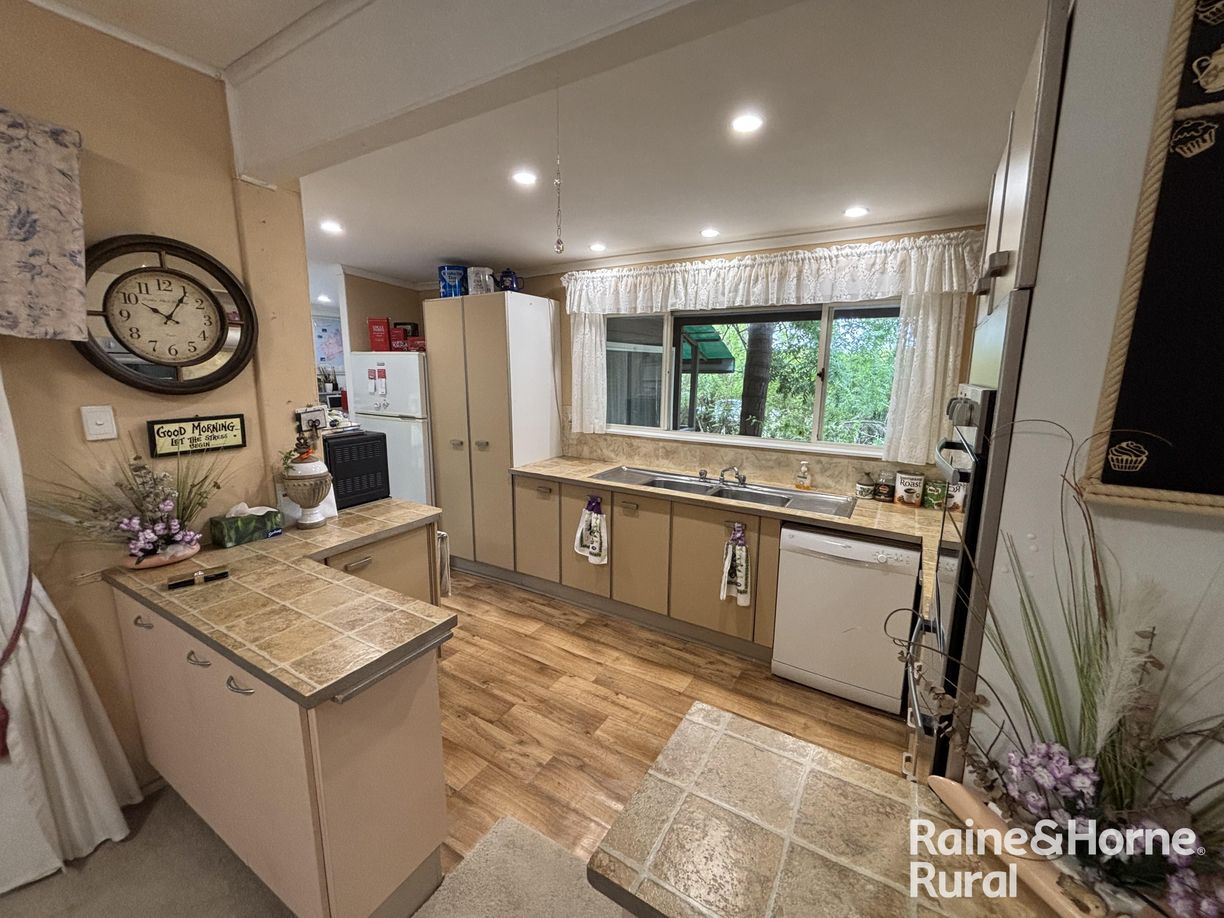 40 Amaroo drive — photo 3 of 30