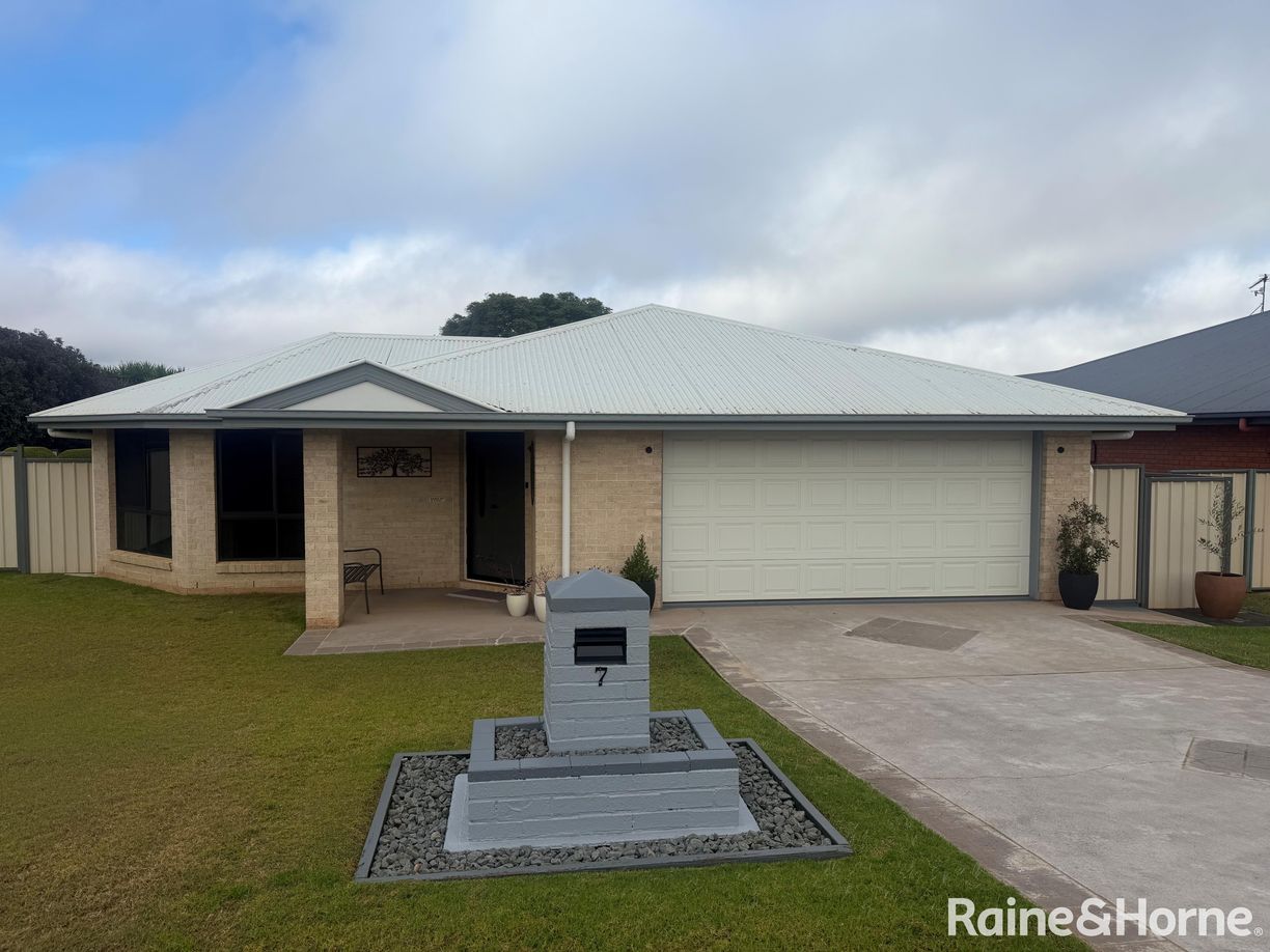 7 Bottlebrush St — photo from Raine & Horne Kingaroy