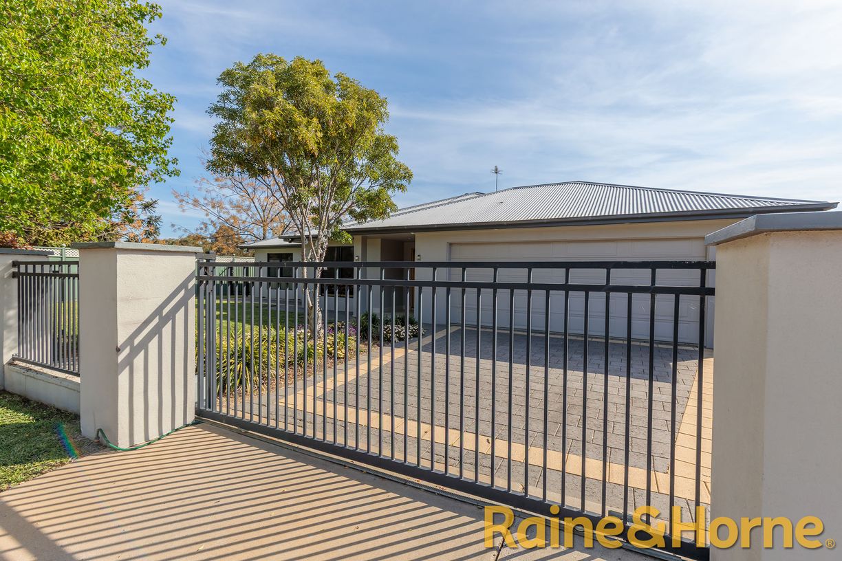 383 Macquarie Street — photo from Raine & Horne Dubbo