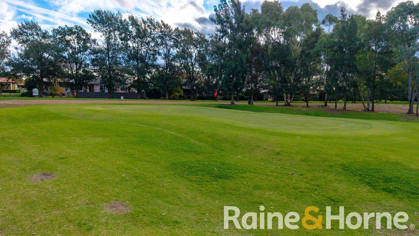 28 Sunningdale Close — photo 5 of 5