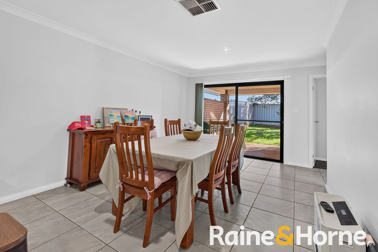 18B Apsley Crescent — photo 3 of 13