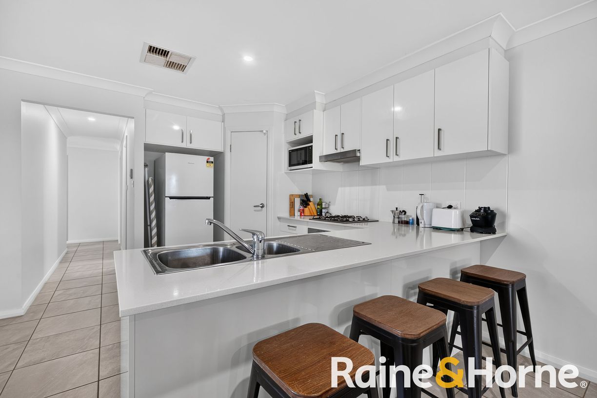 18B Apsley Crescent — photo 2 of 13