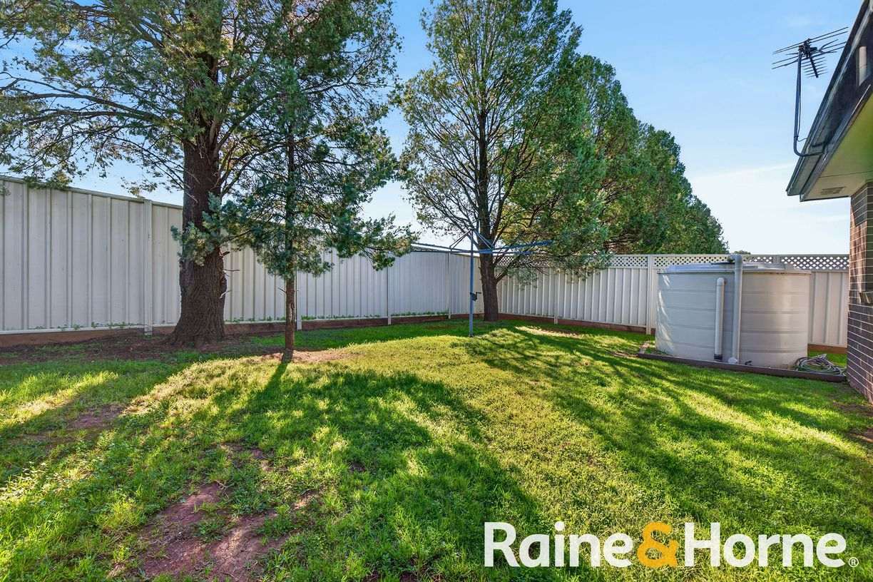 18B Apsley Crescent — photo 12 of 13