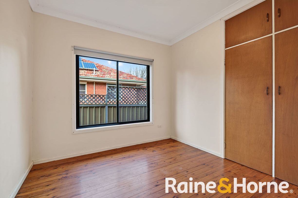 33 Crown Street — photo 8 of 12