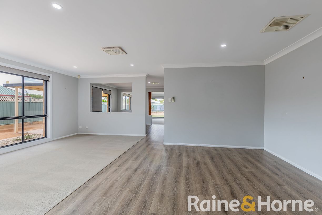 49 Minore Road — photo 5 of 13
