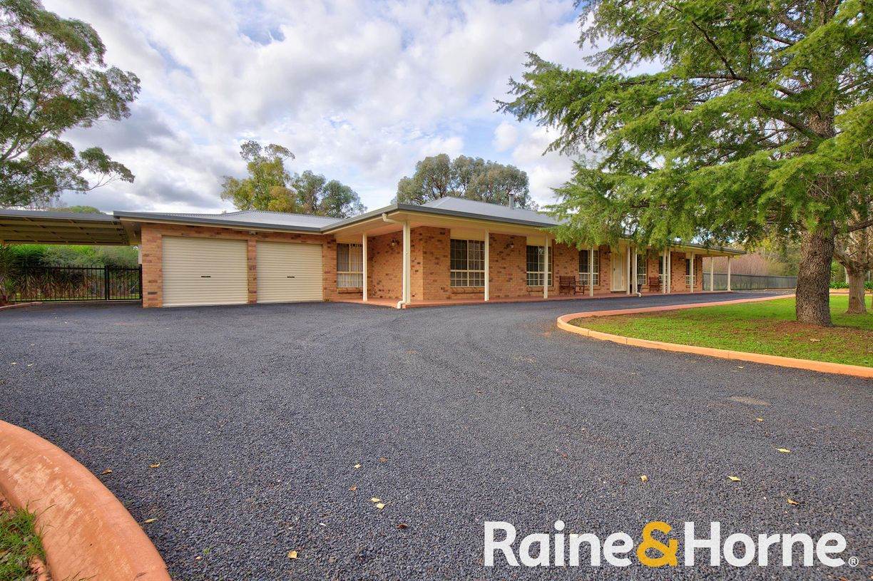 328 Myall Street — photo from Raine & Horne Dubbo