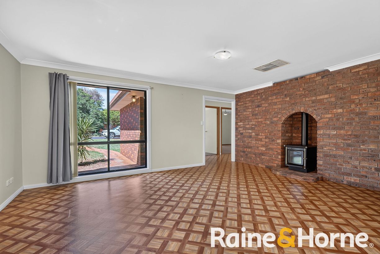 25 Twickenham Drive — photo 3 of 10