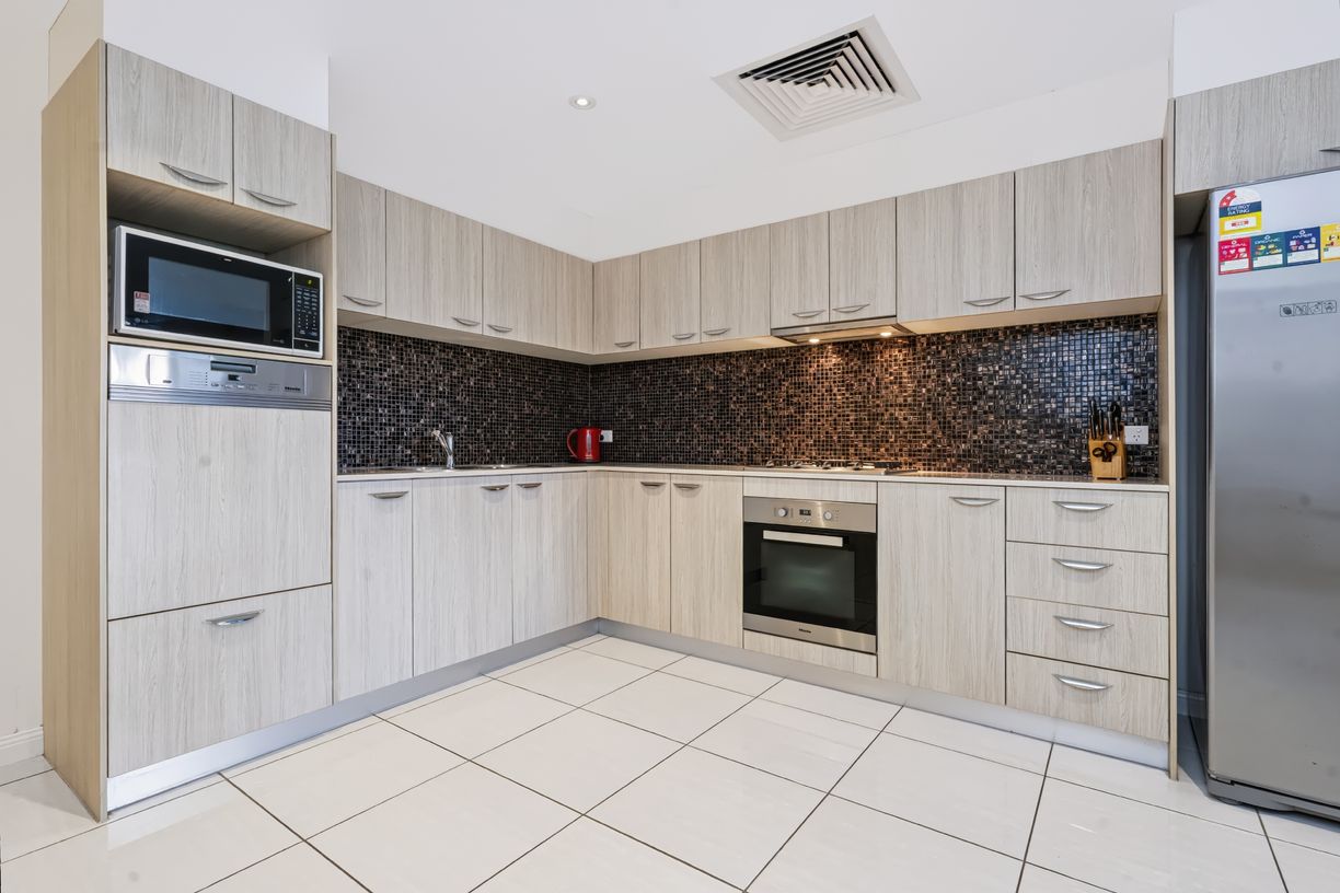 303/12 Salonika Street — photo 5 of 24