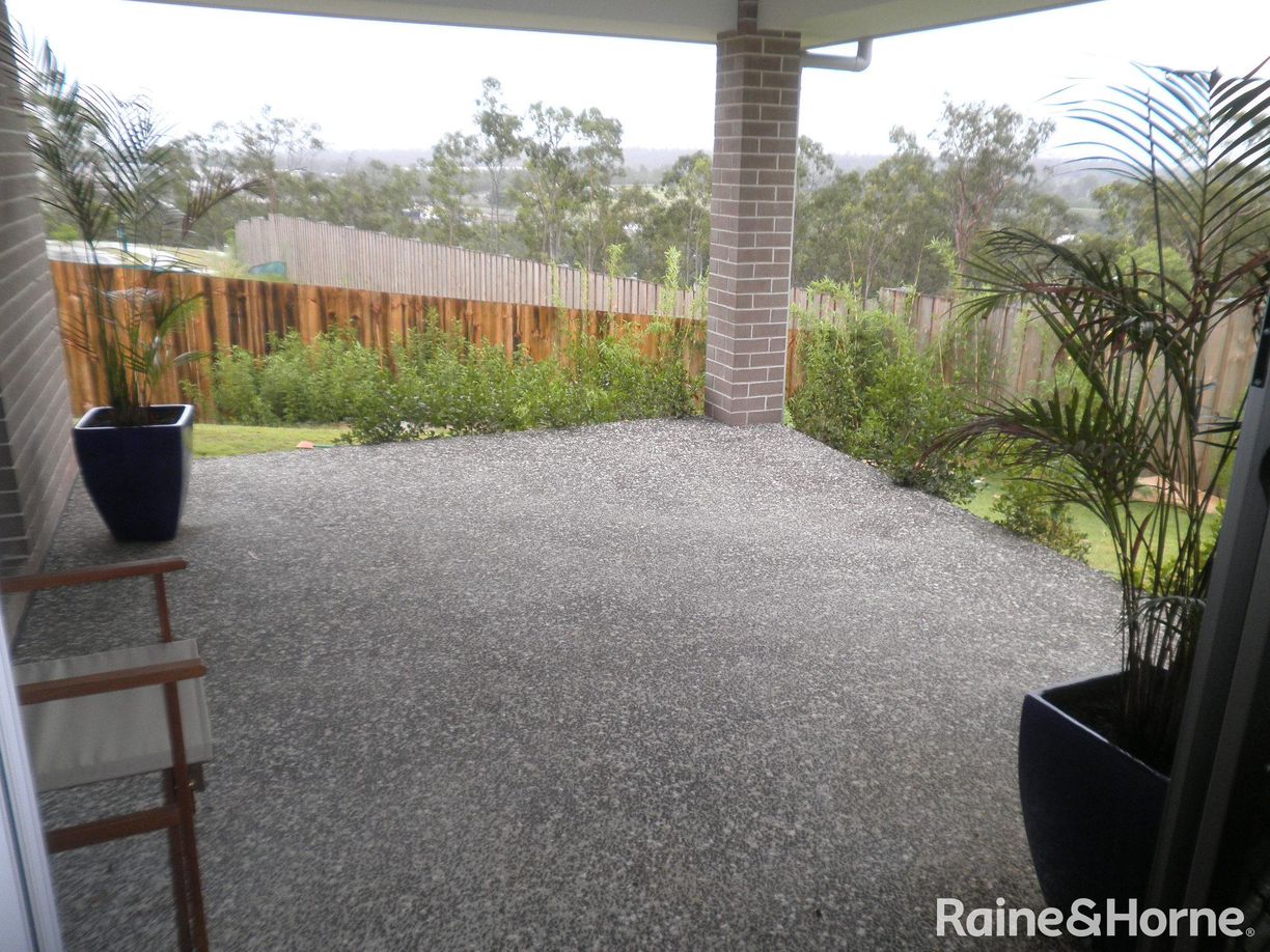 102 Whitmore Crescent — photo 7 of 8