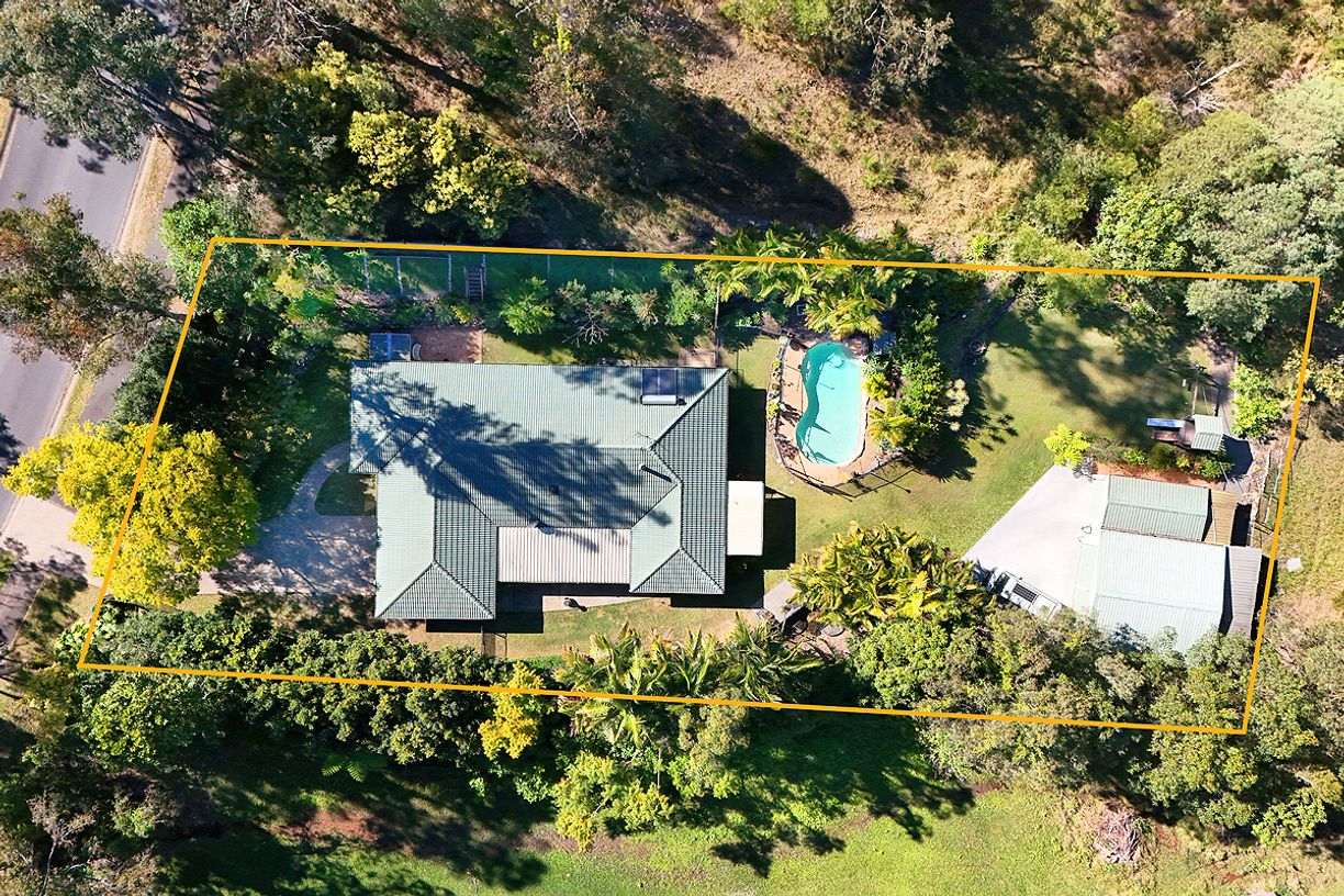 8 The Oval Drive — photo from Raine & Horne Coomera | Pimpama