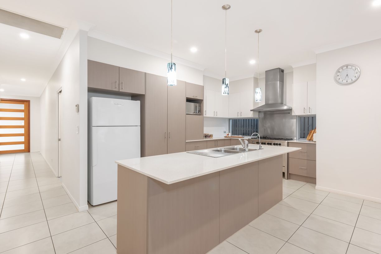 22 Peregrine Crescent — photo 11 of 30