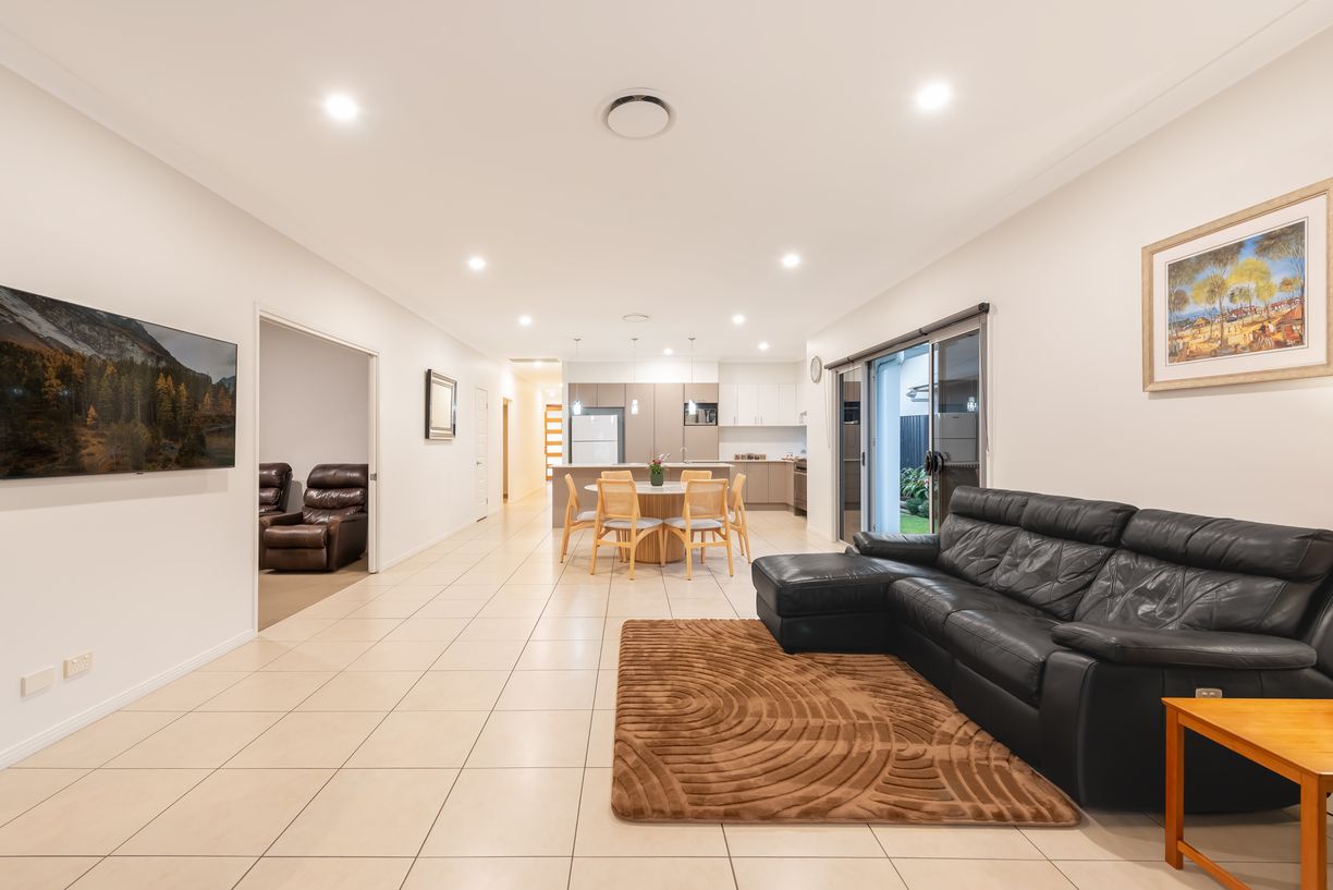 22 Peregrine Crescent — photo 12 of 30