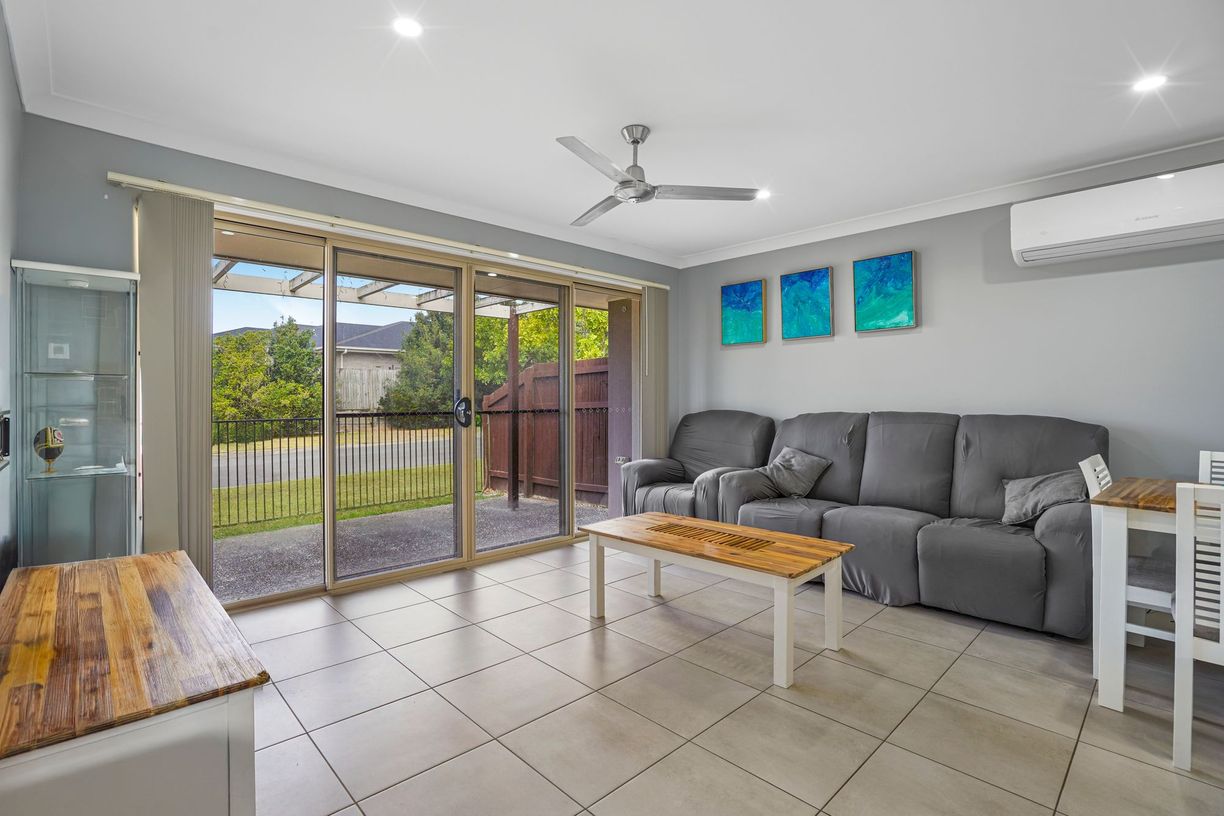 32 Milbrook Crescent — photo 8 of 17