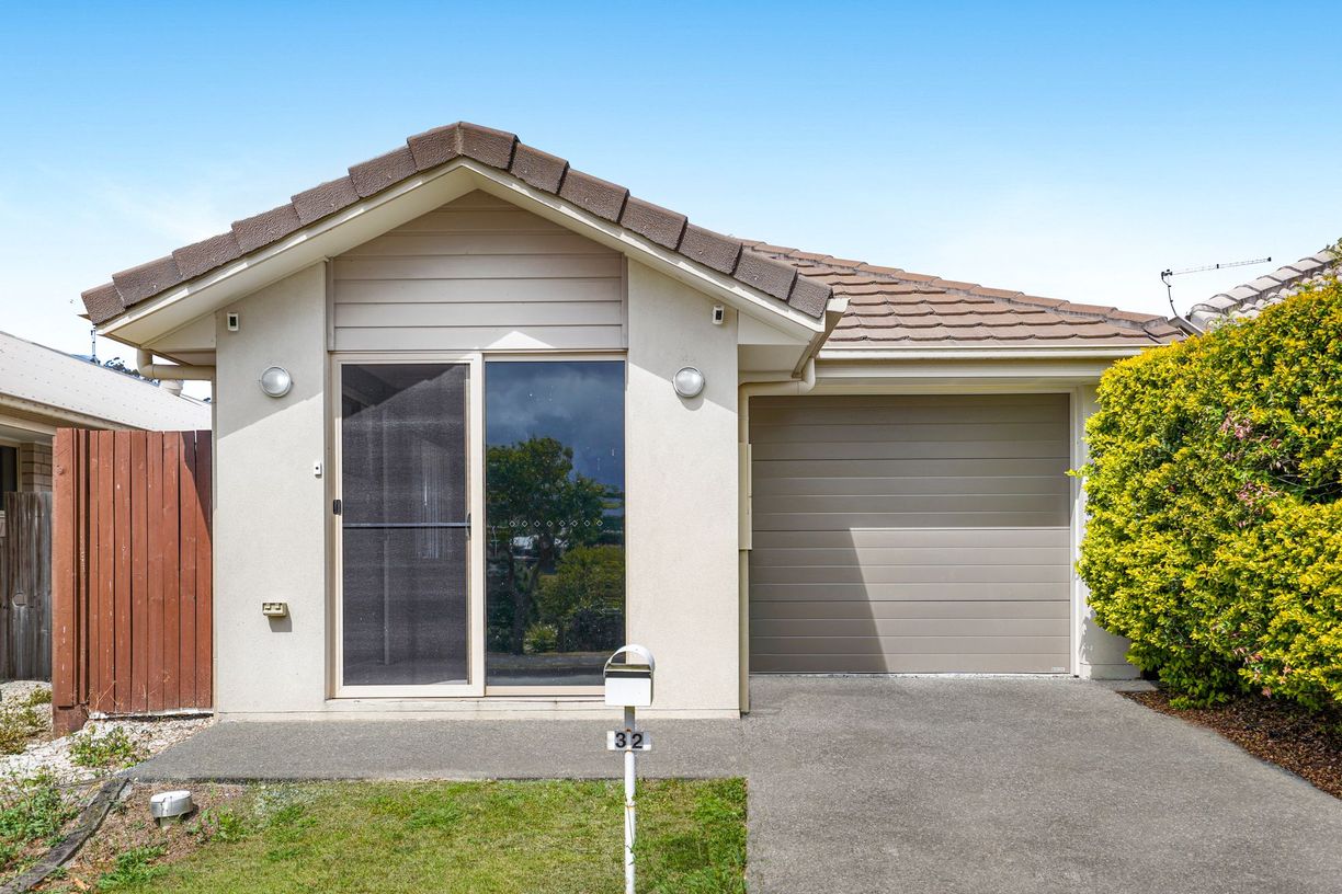 32 Milbrook Crescent — photo 3 of 17
