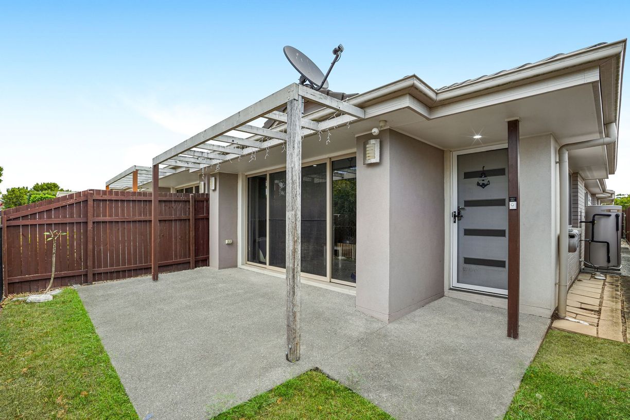 32 Milbrook Crescent — photo 4 of 17