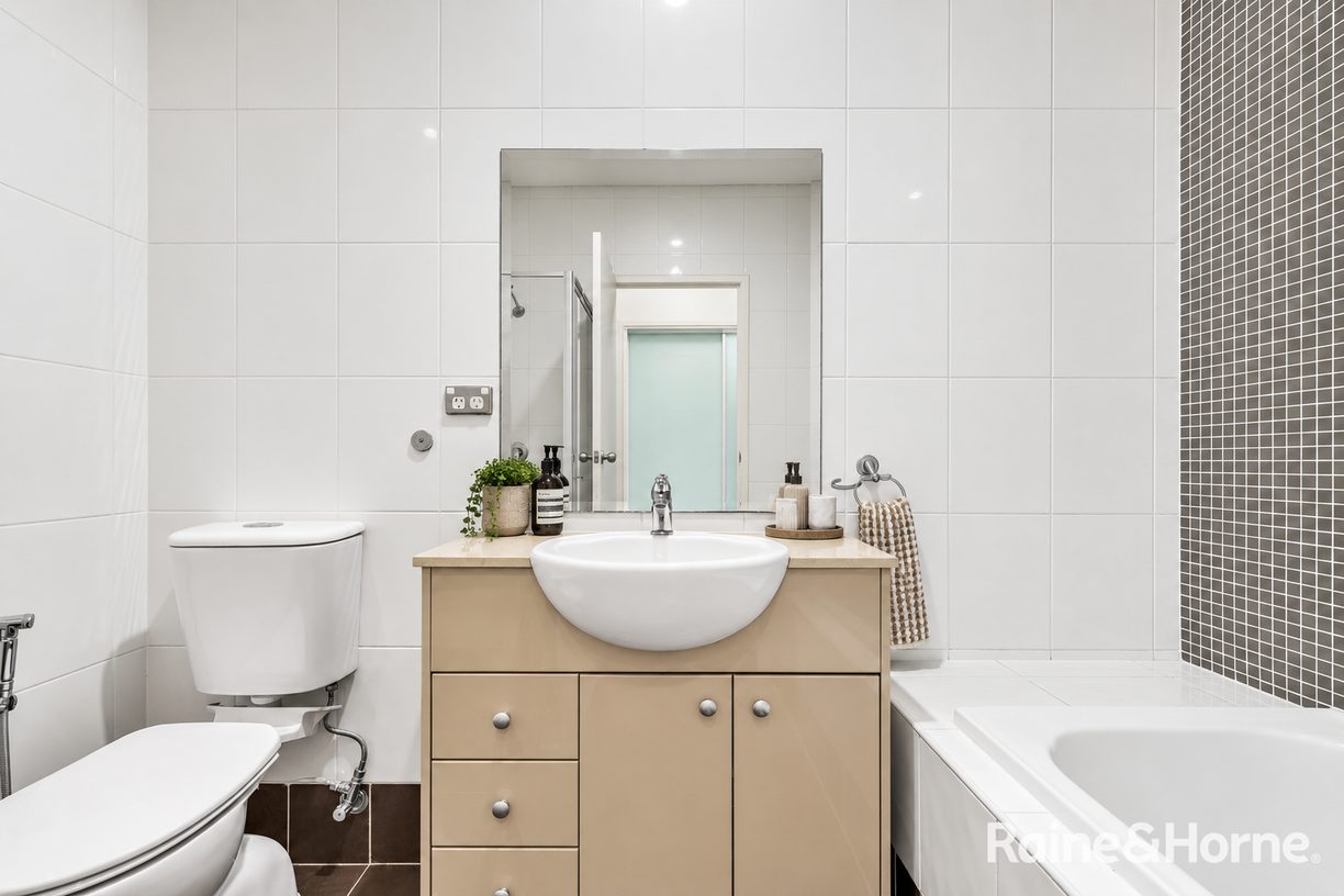 102/31-37 Hassall Street — photo 4 of 11