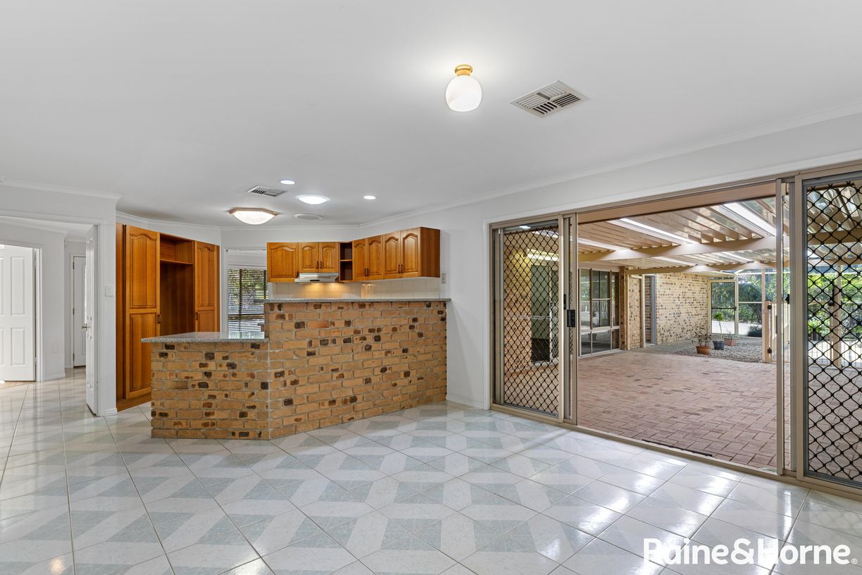 1 Curlew Crescent — photo 6 of 22