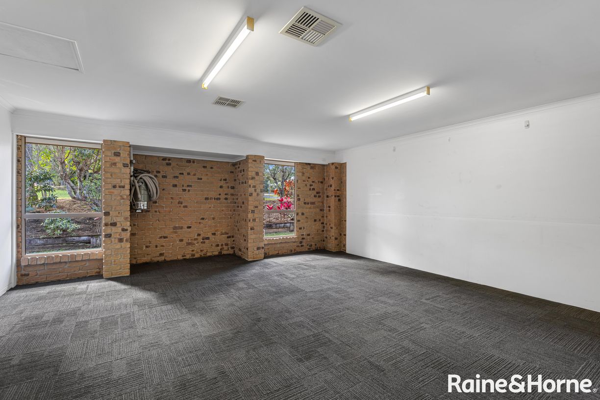1 Curlew Crescent — photo 14 of 22
