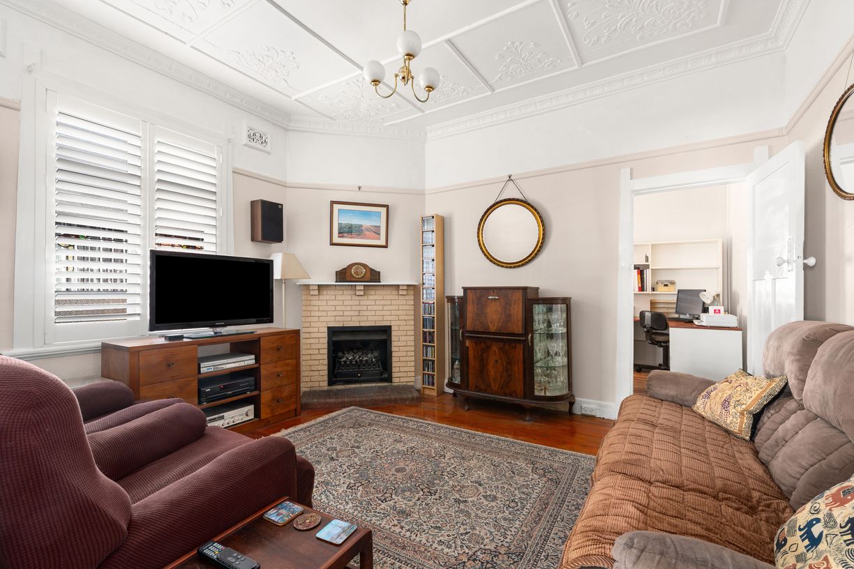 8 Graham Avenue — photo 3 of 9
