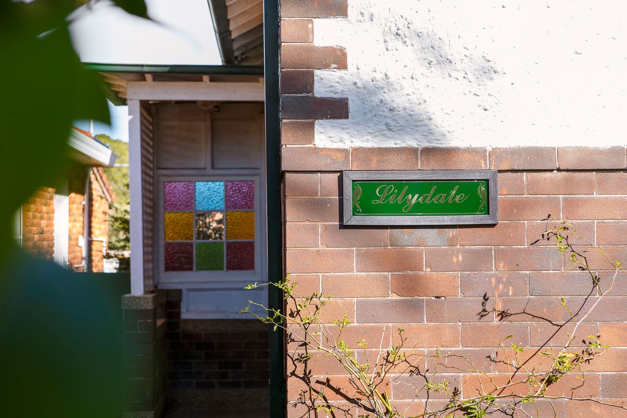 8 Graham Avenue — photo 2 of 9