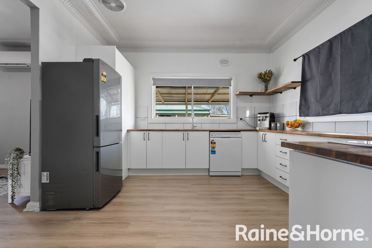 145 Binnia Street — photo 4 of 18