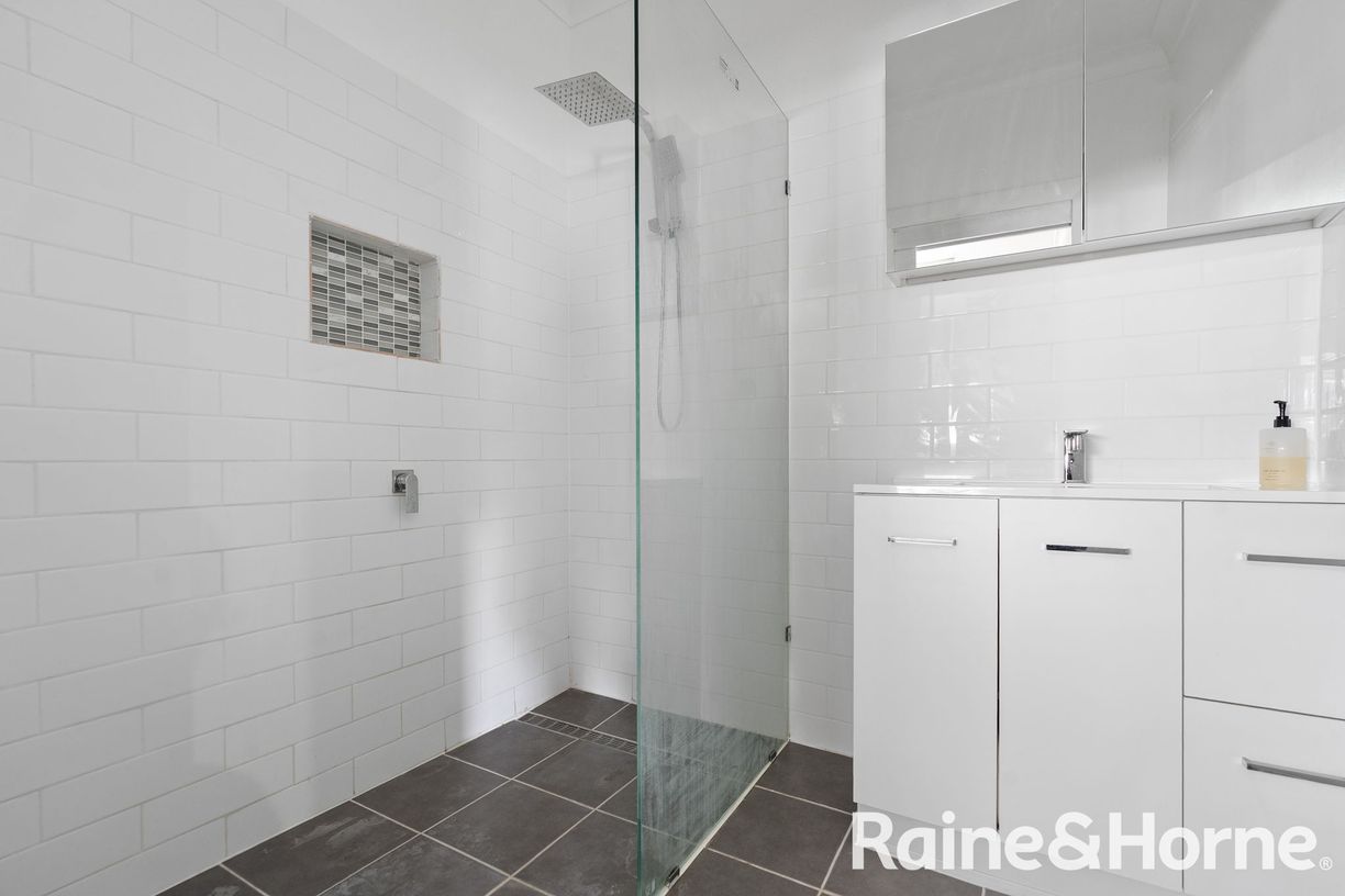 145 Binnia Street — photo 11 of 18