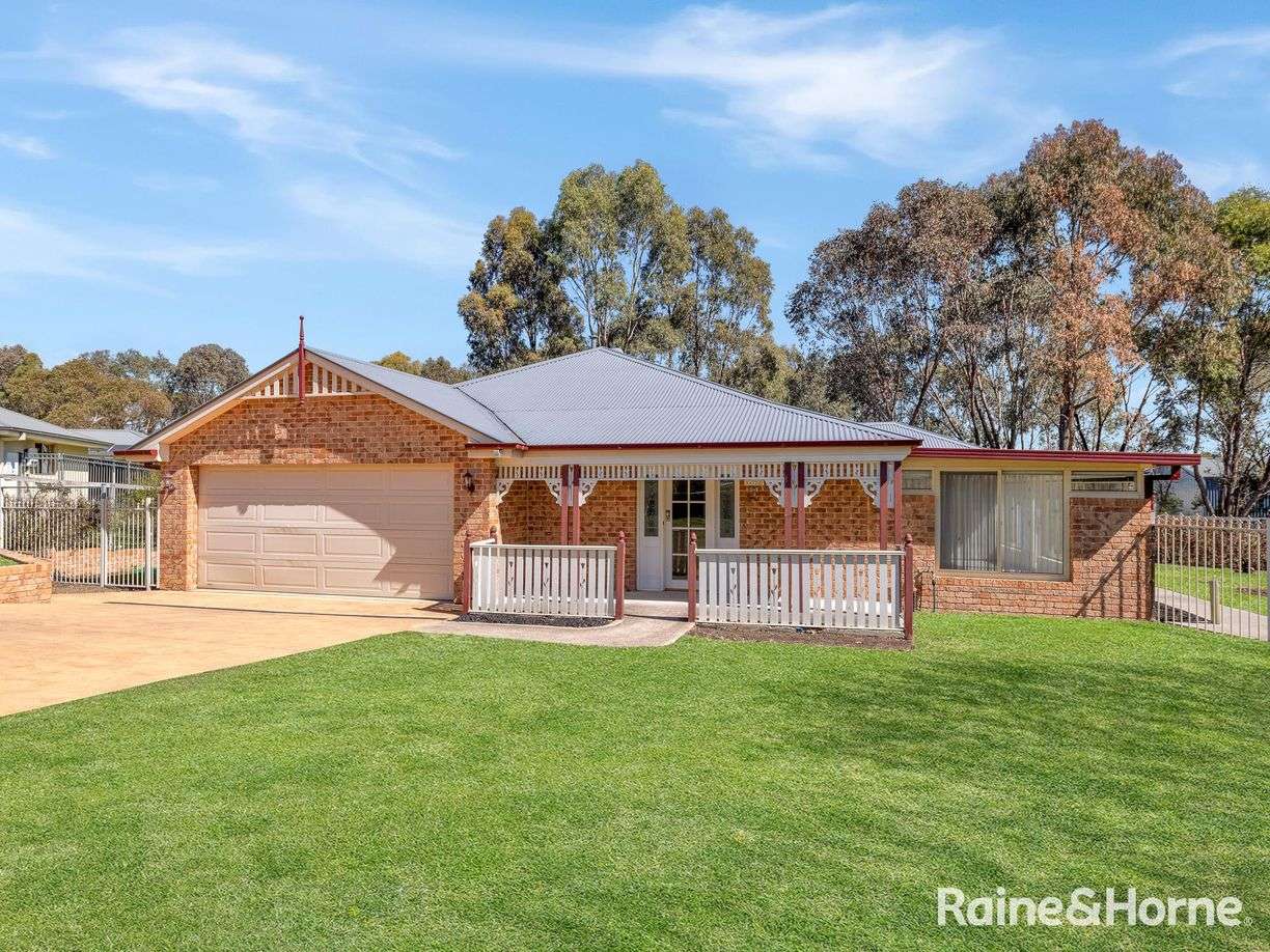 7 Huntingdale Close — photo from Raine & Horne