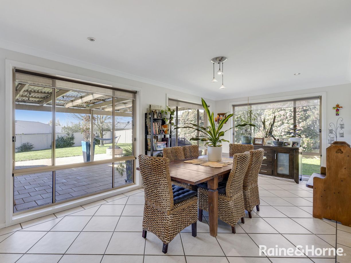 21 Howarth Close — photo 3 of 22