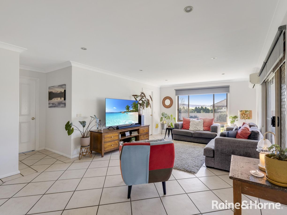 21 Howarth Close — photo 4 of 22