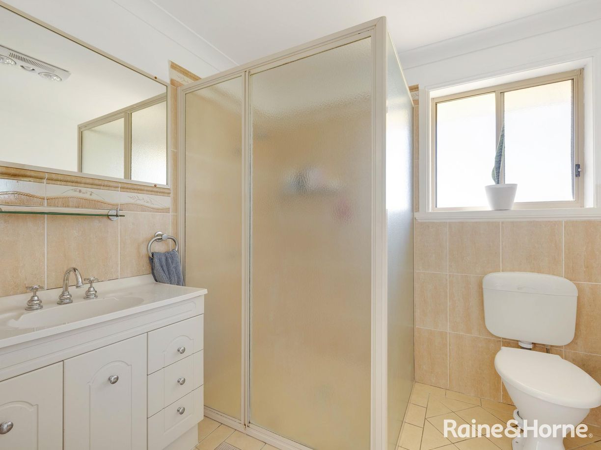 21 Howarth Close — photo 7 of 22