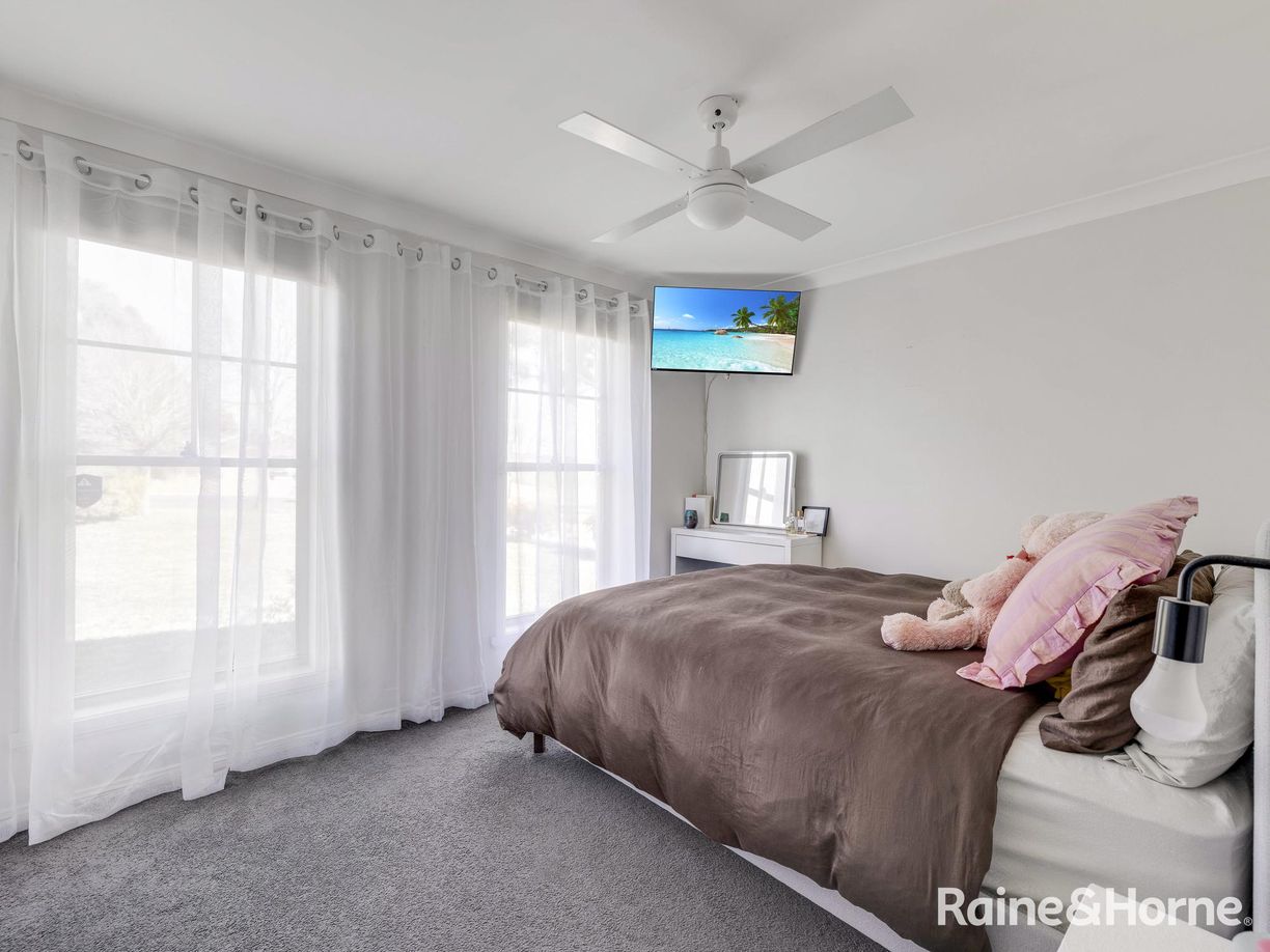 21 Howarth Close — photo 8 of 22