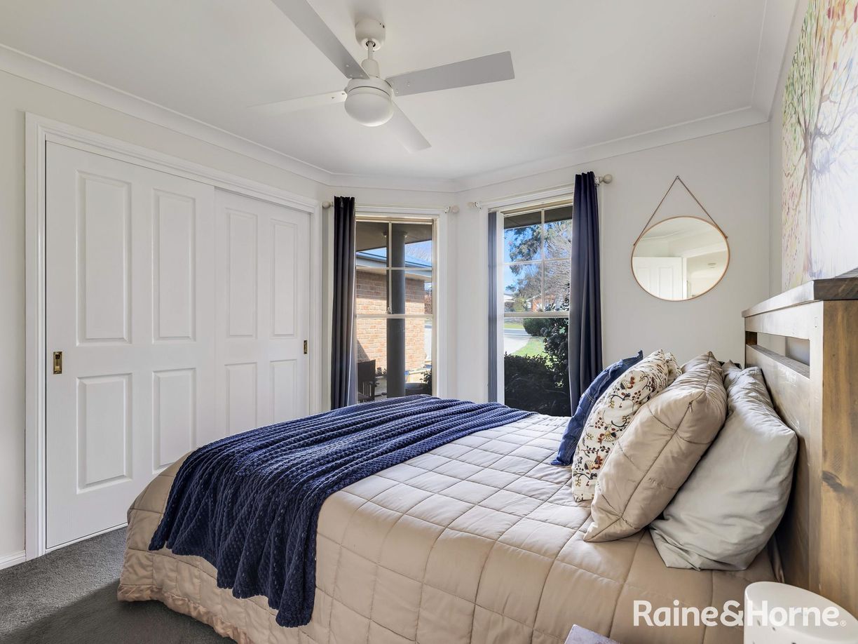 21 Howarth Close — photo 10 of 22