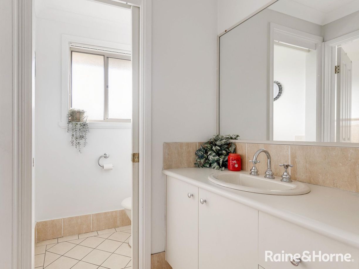 21 Howarth Close — photo 11 of 22