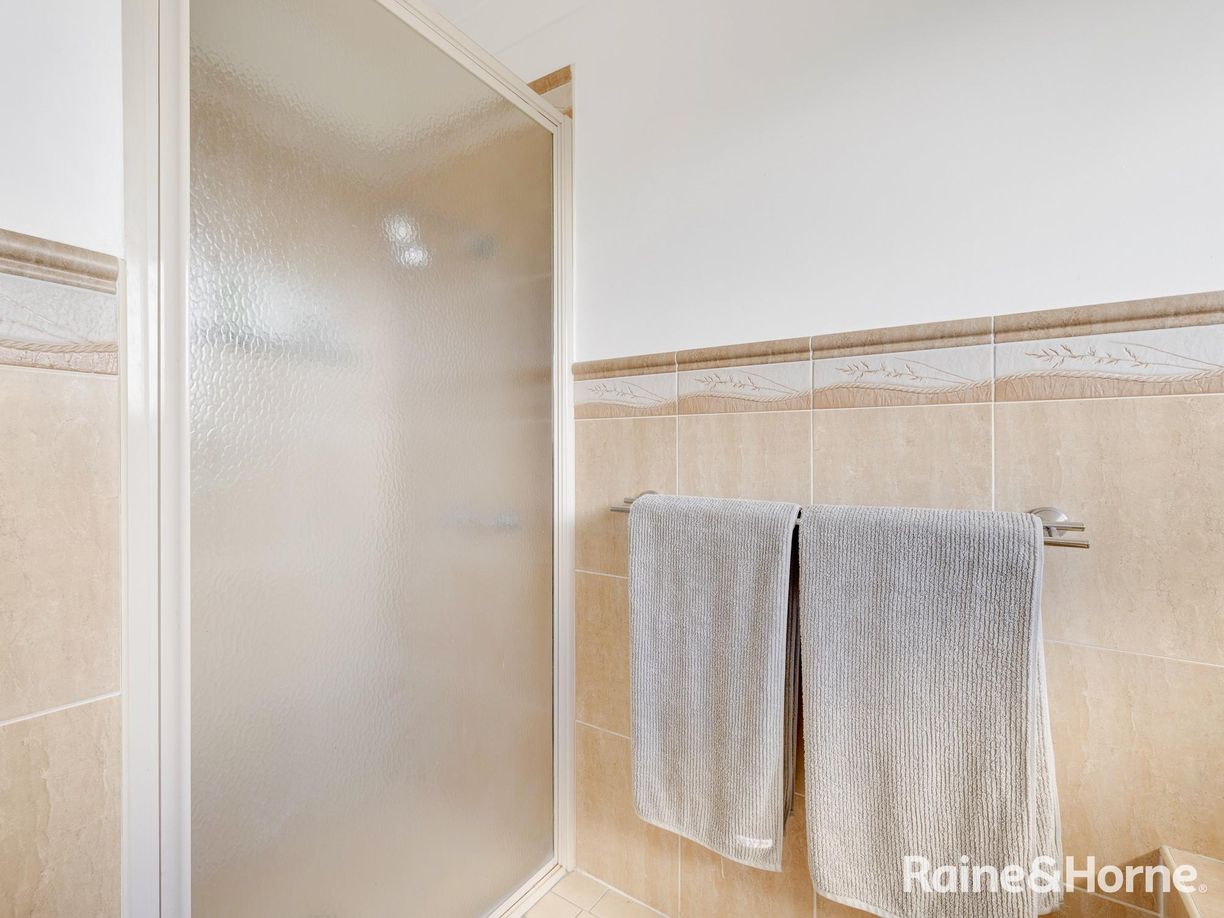 21 Howarth Close — photo 12 of 22