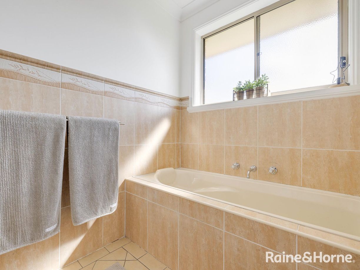 21 Howarth Close — photo 13 of 22