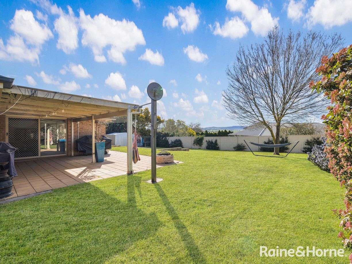 21 Howarth Close — photo 14 of 22