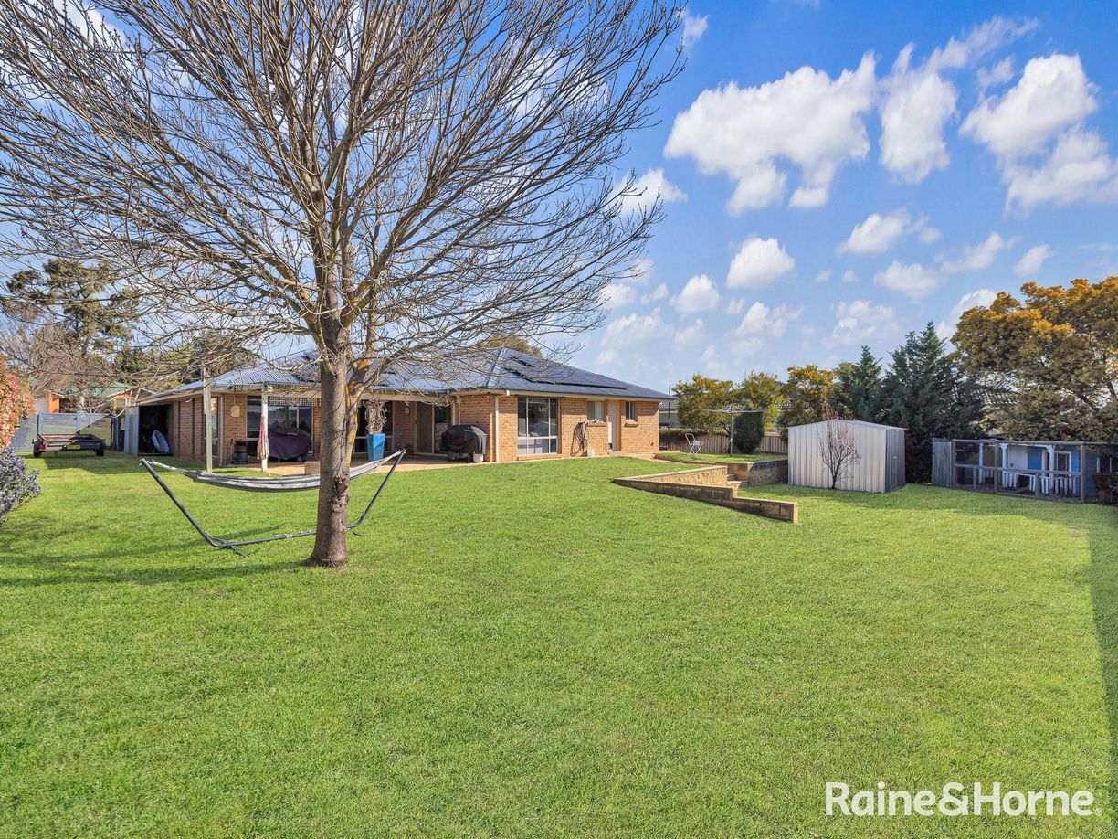 21 Howarth Close — photo 16 of 22