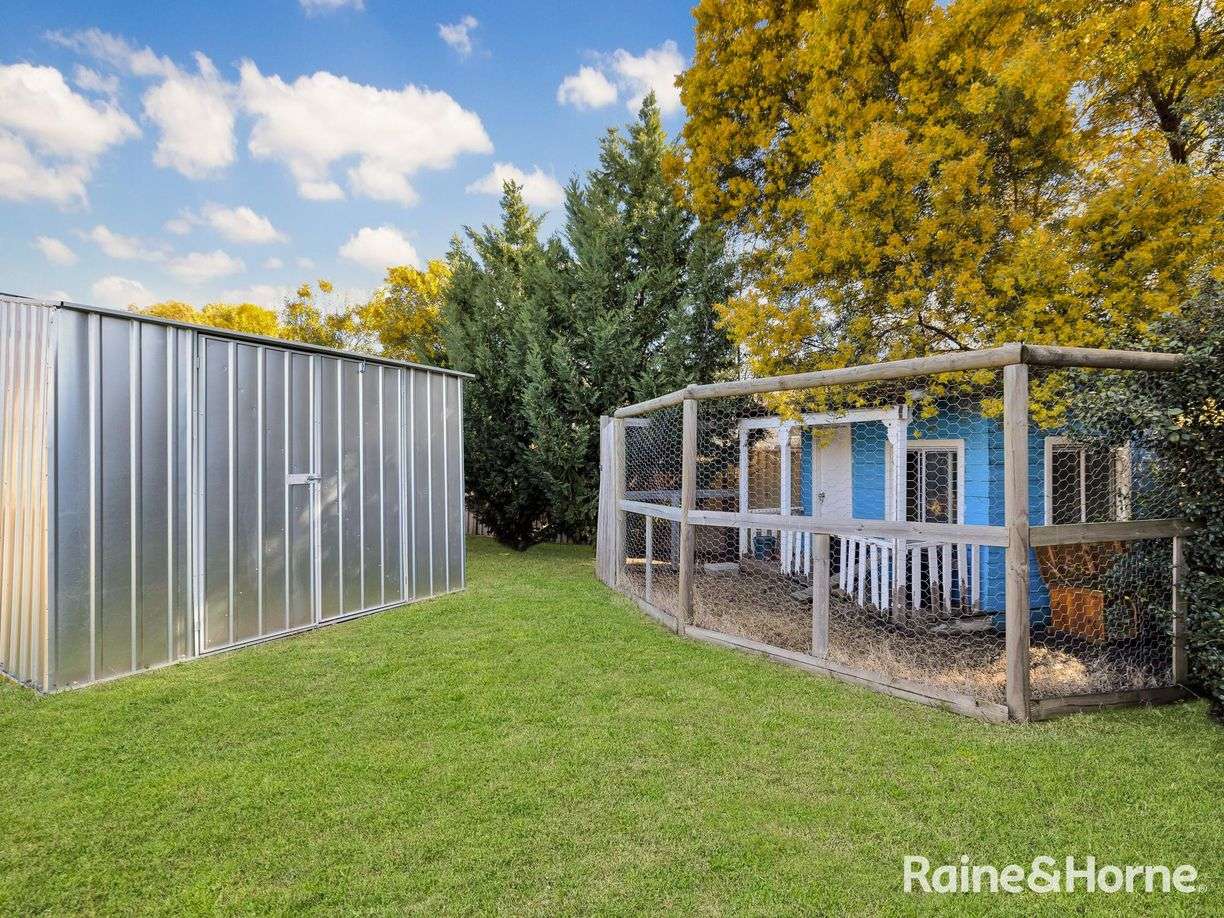 21 Howarth Close — photo 17 of 22
