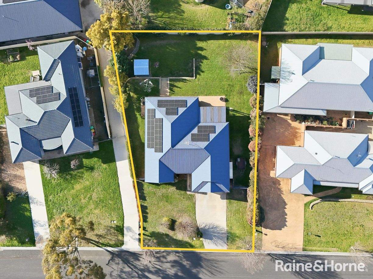 21 Howarth Close — photo 19 of 22