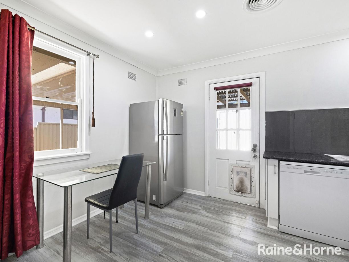 12 Lloyds Road — photo 4 of 15