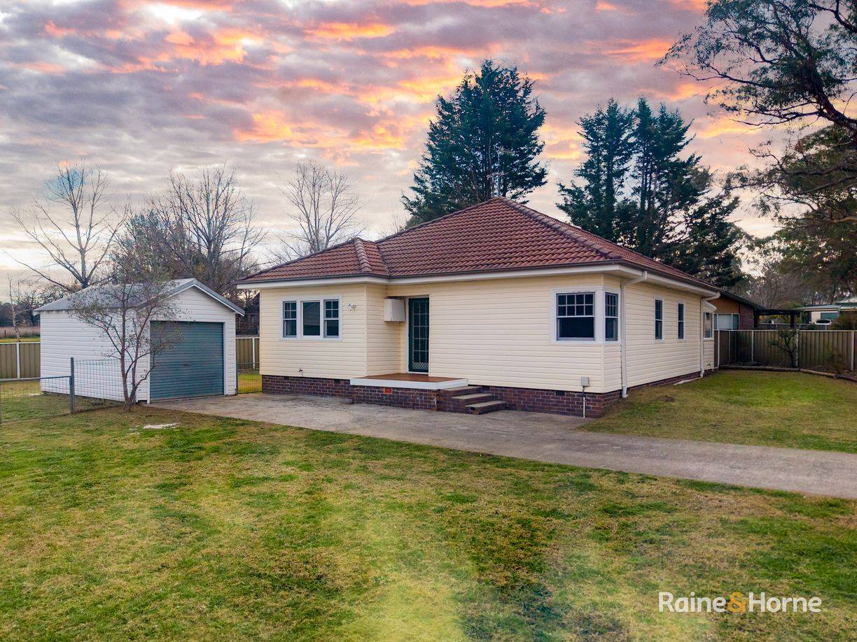 12 Samuelson Crescent — photo 9 of 13
