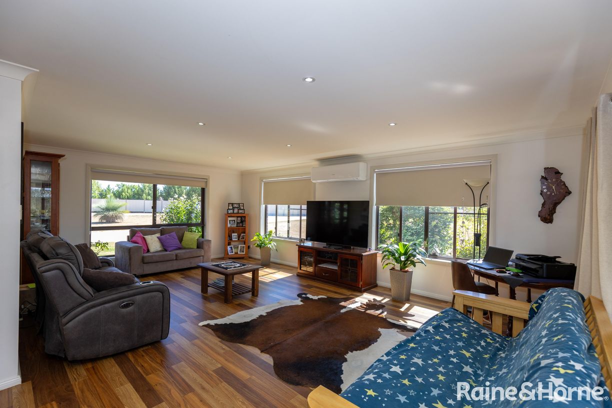 86 Lake Inverell Drive — photo 4 of 25