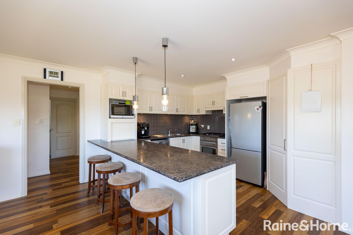 86 Lake Inverell Drive — photo 5 of 25