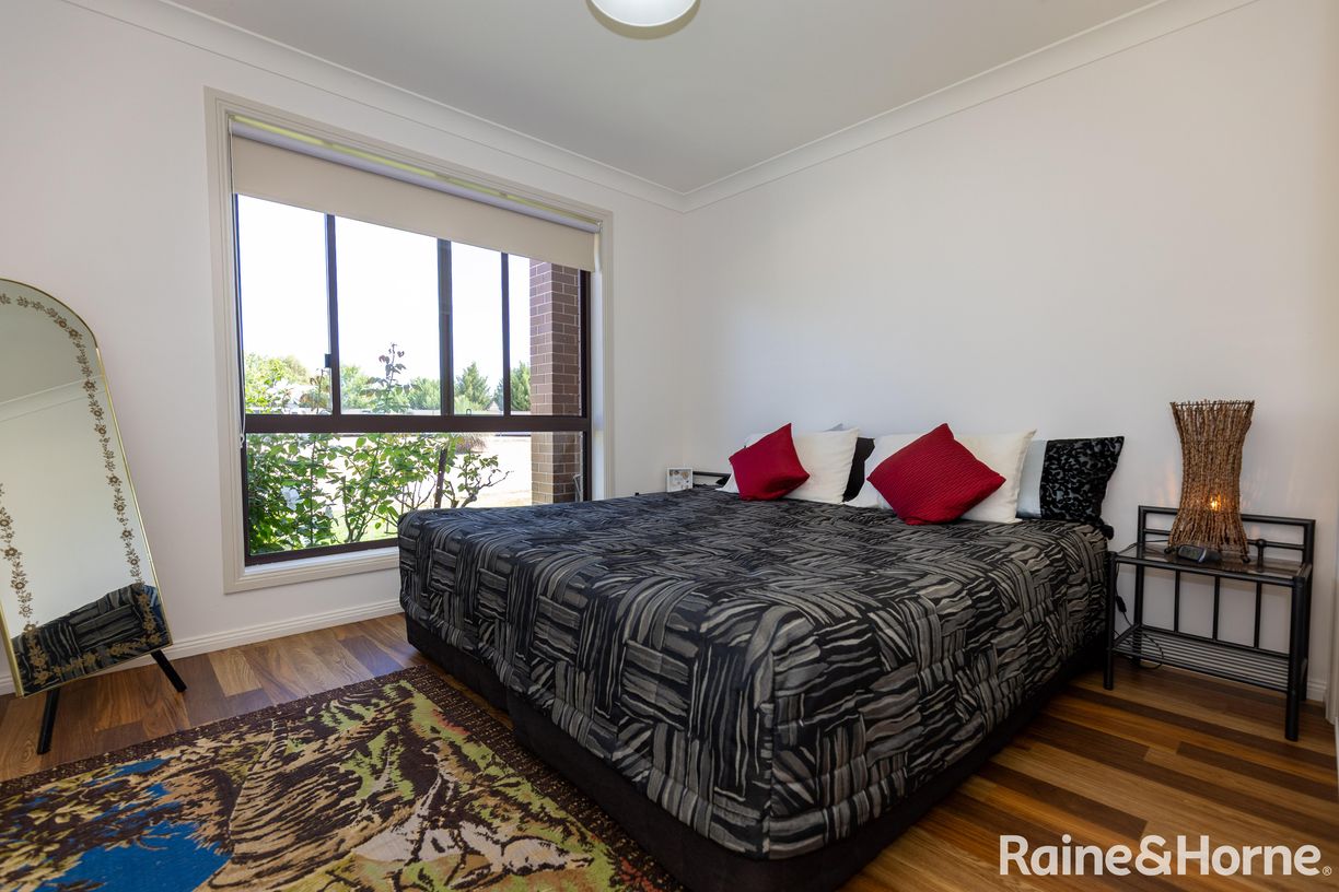 86 Lake Inverell Drive — photo 10 of 25