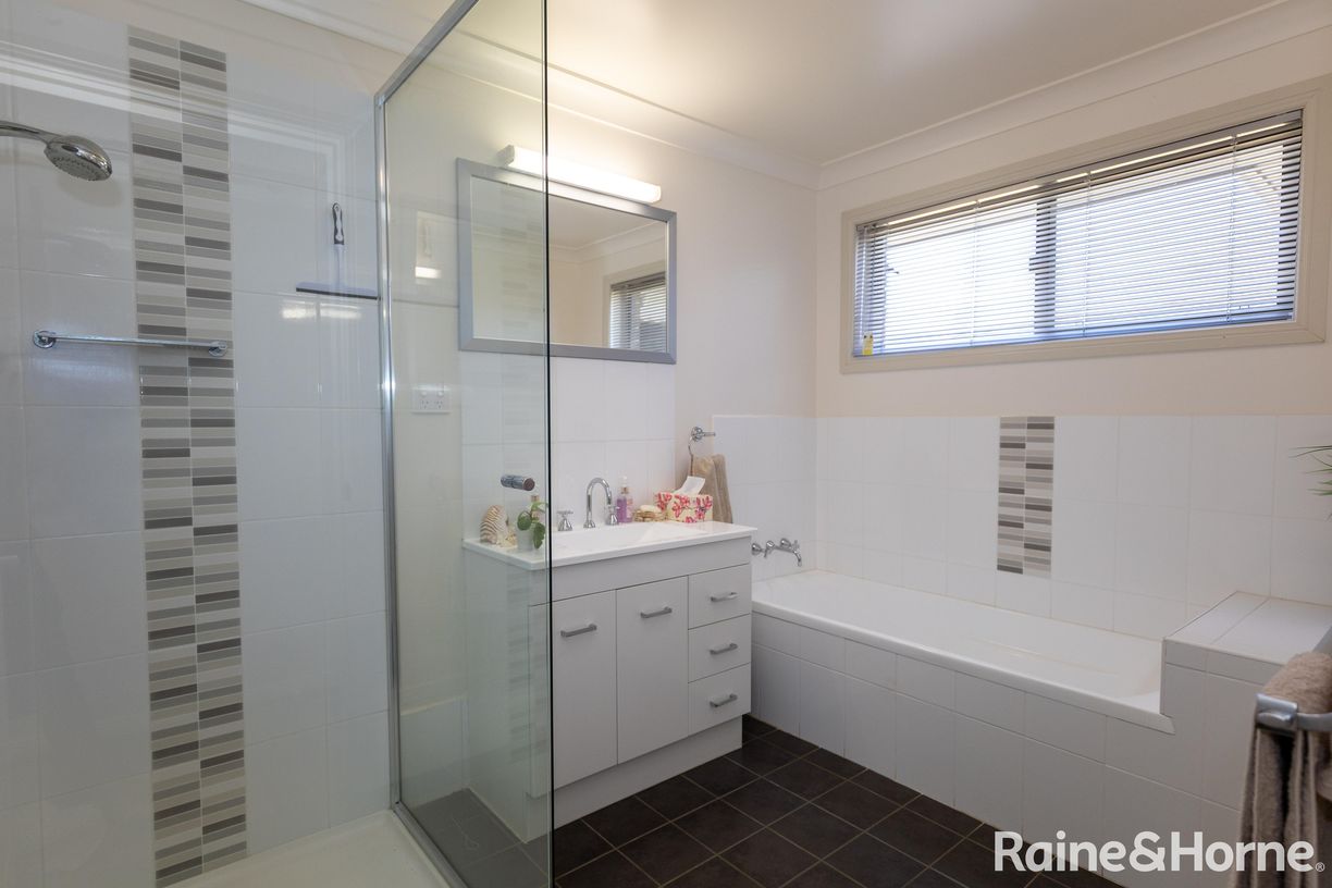 86 Lake Inverell Drive — photo 12 of 25