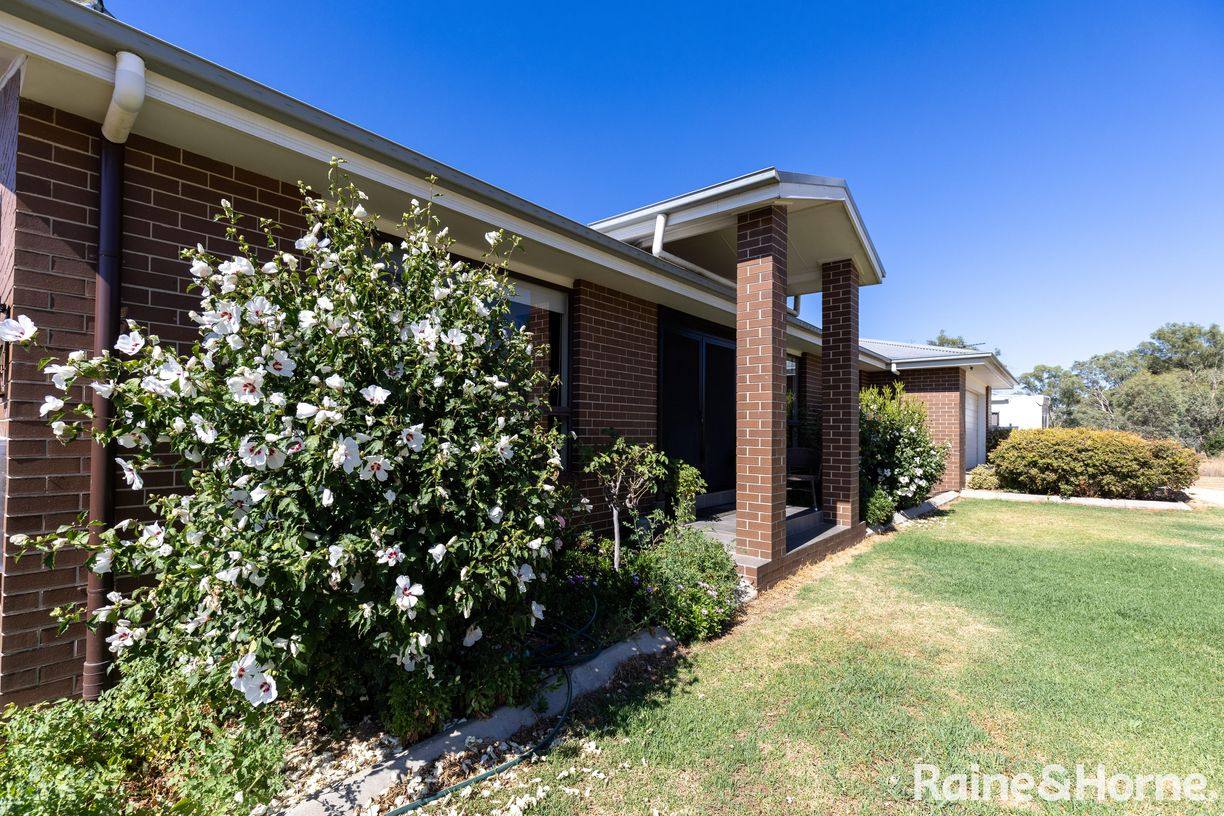 86 Lake Inverell Drive — photo 16 of 25