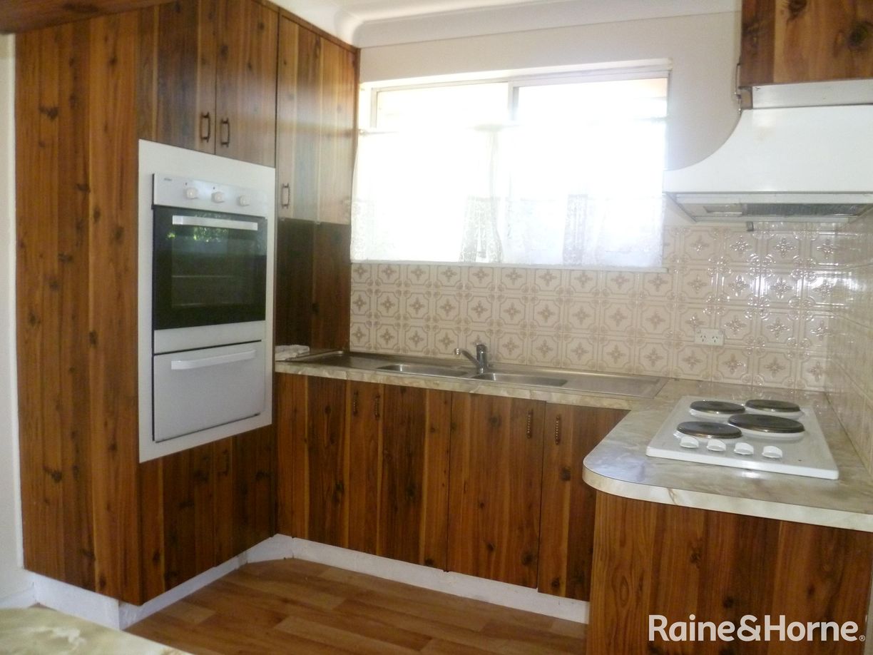 300 Peisley Street — photo 4 of 16